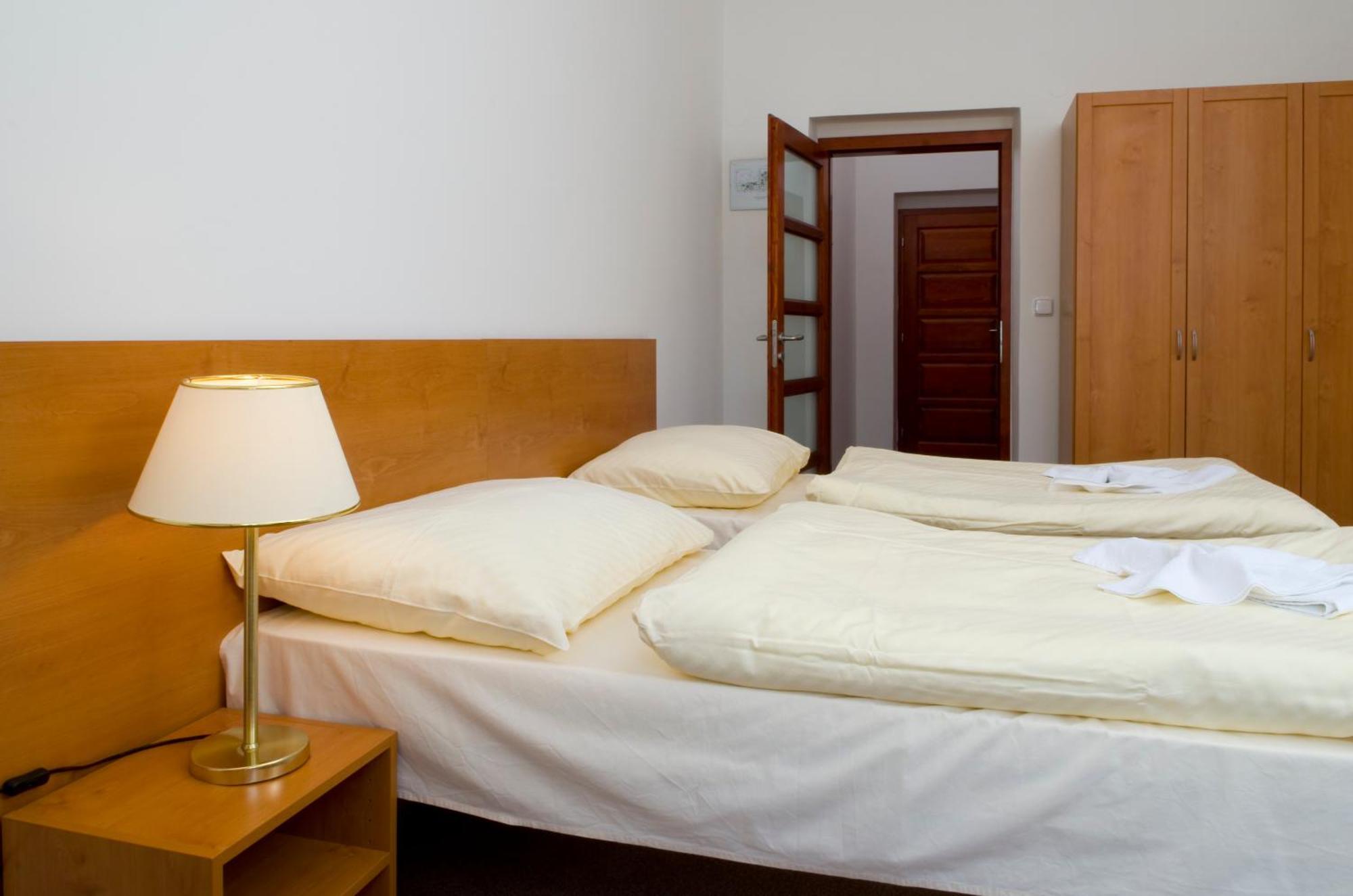 Hostinné Mestsky Hotel Dorinka מראה חיצוני תמונה