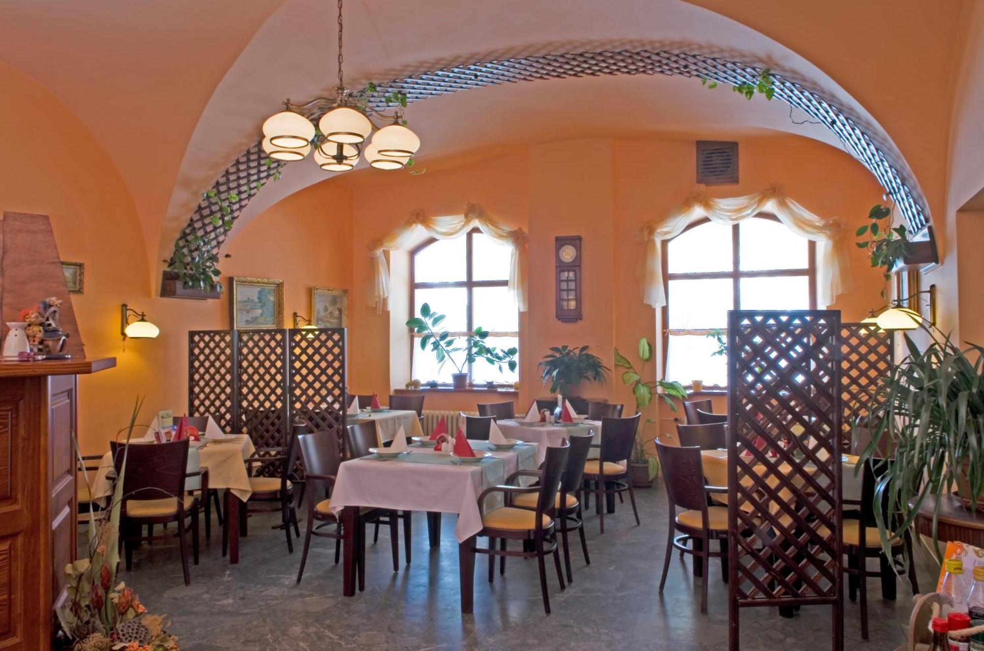 Hostinné Mestsky Hotel Dorinka מראה חיצוני תמונה