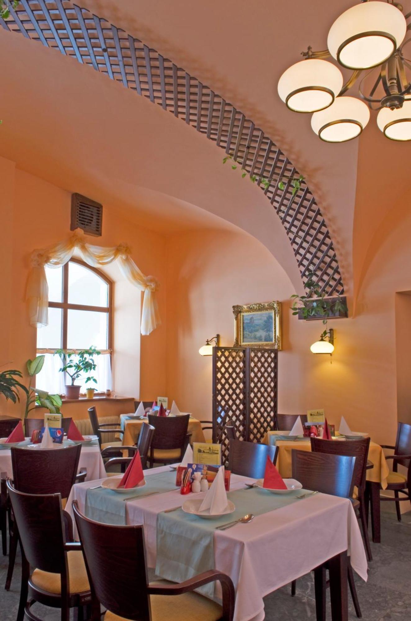 Hostinné Mestsky Hotel Dorinka מראה חיצוני תמונה