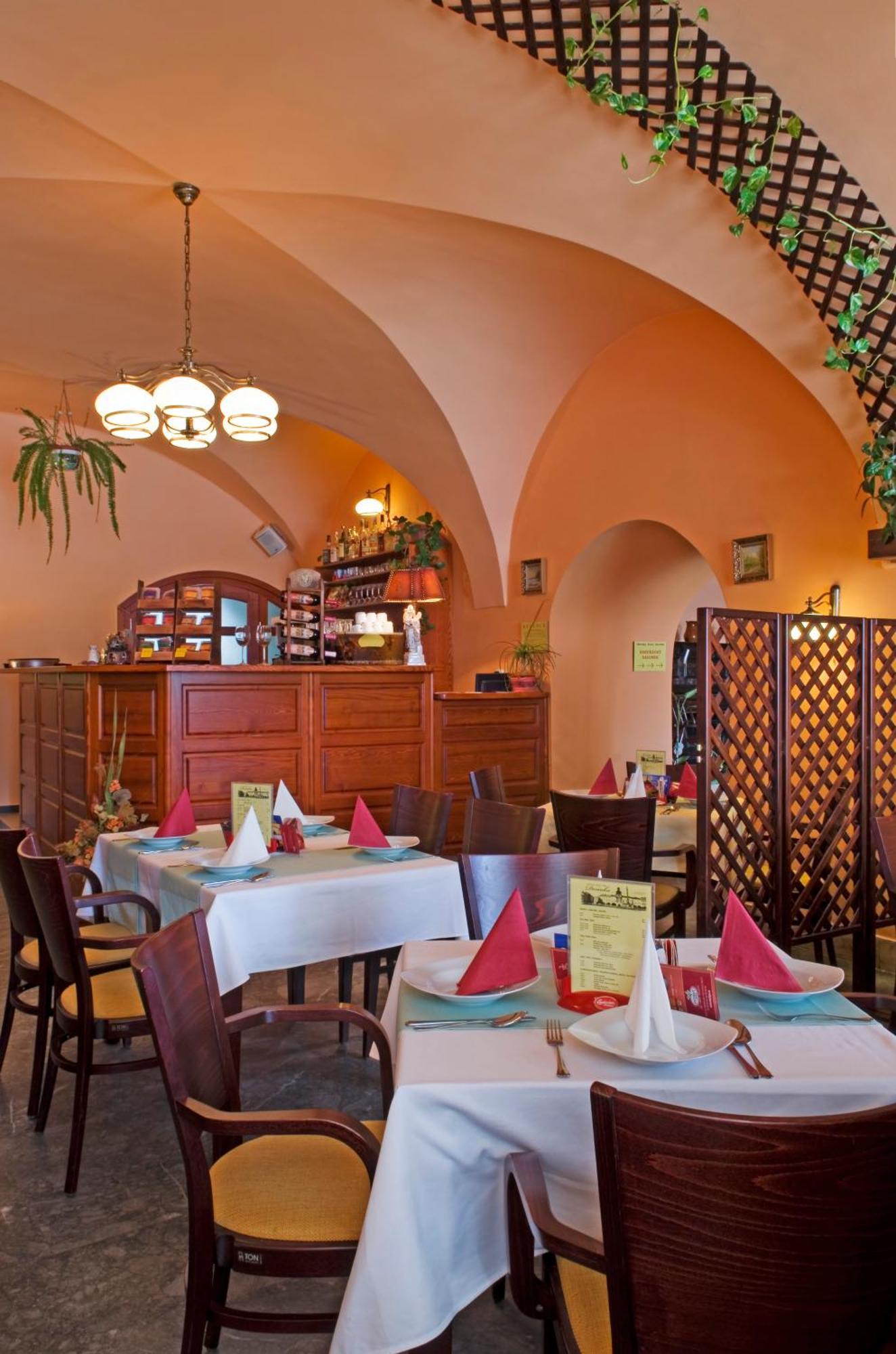 Hostinné Mestsky Hotel Dorinka מראה חיצוני תמונה