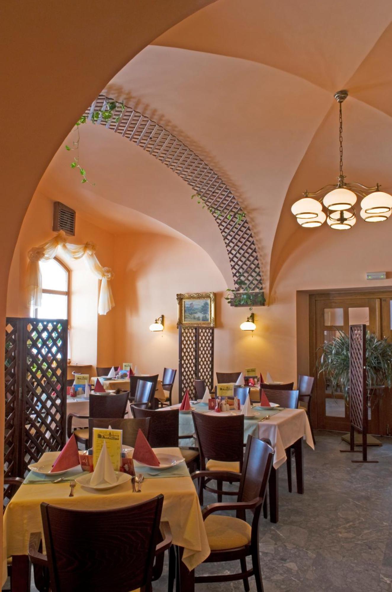 Hostinné Mestsky Hotel Dorinka מראה חיצוני תמונה