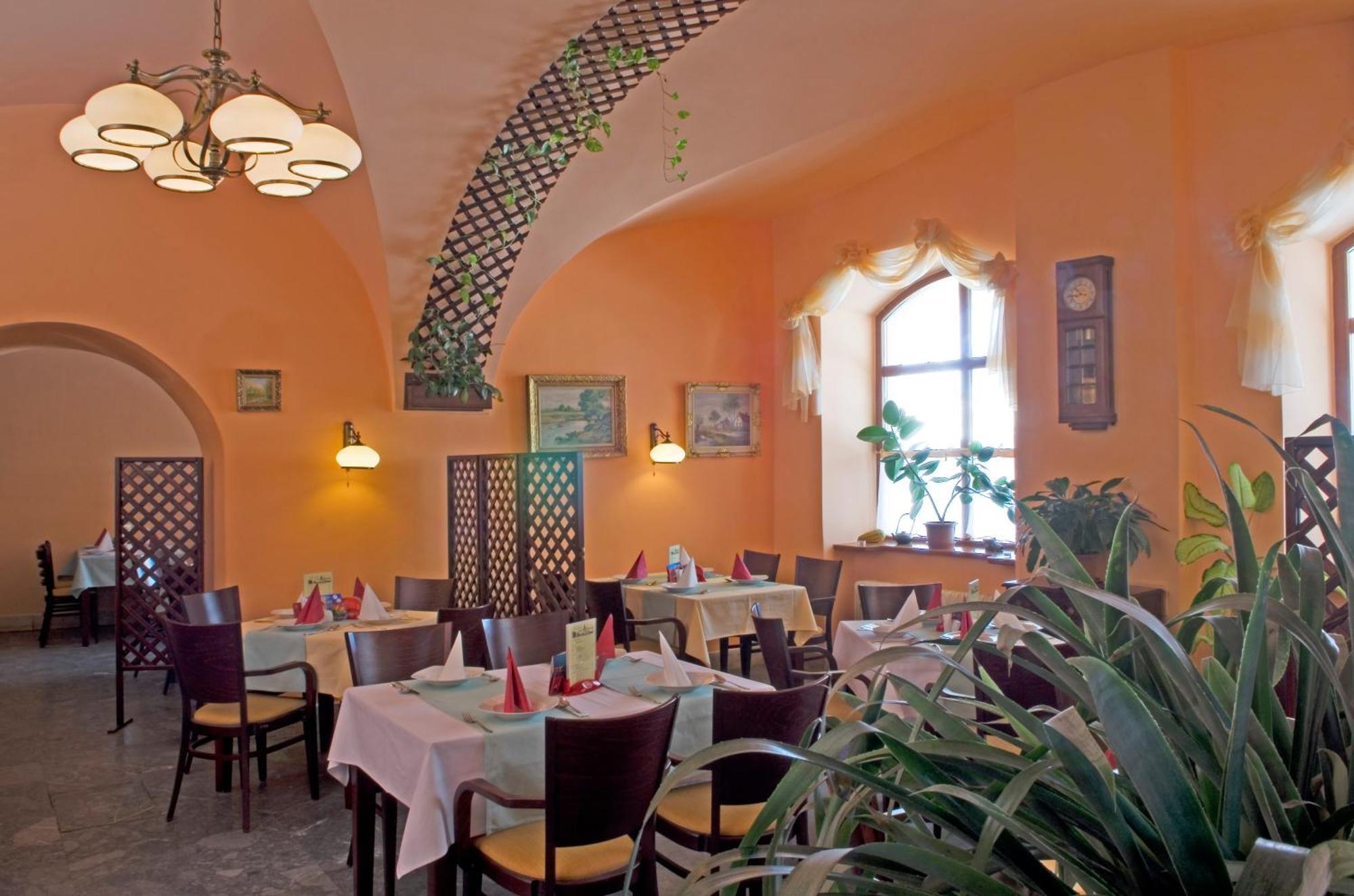 Hostinné Mestsky Hotel Dorinka מראה חיצוני תמונה