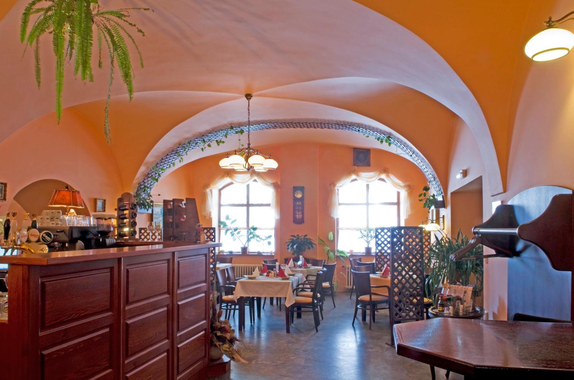 Hostinné Mestsky Hotel Dorinka מראה חיצוני תמונה