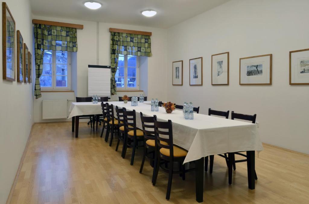 Hostinné Mestsky Hotel Dorinka מראה חיצוני תמונה