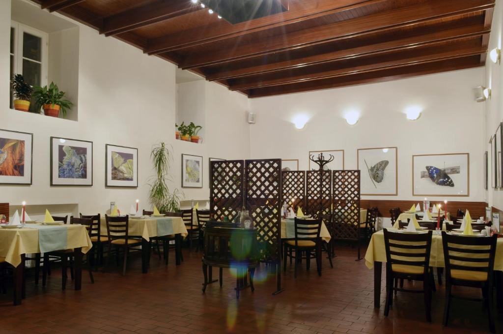 Hostinné Mestsky Hotel Dorinka מראה חיצוני תמונה