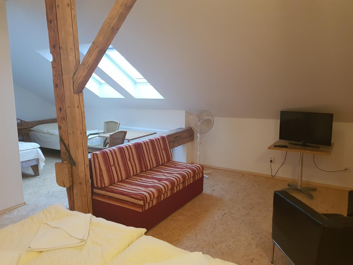 Hostinné Mestsky Hotel Dorinka מראה חיצוני תמונה