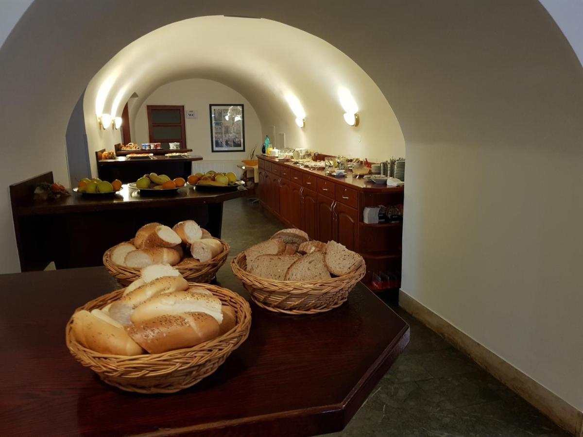 Hostinné Mestsky Hotel Dorinka מראה חיצוני תמונה