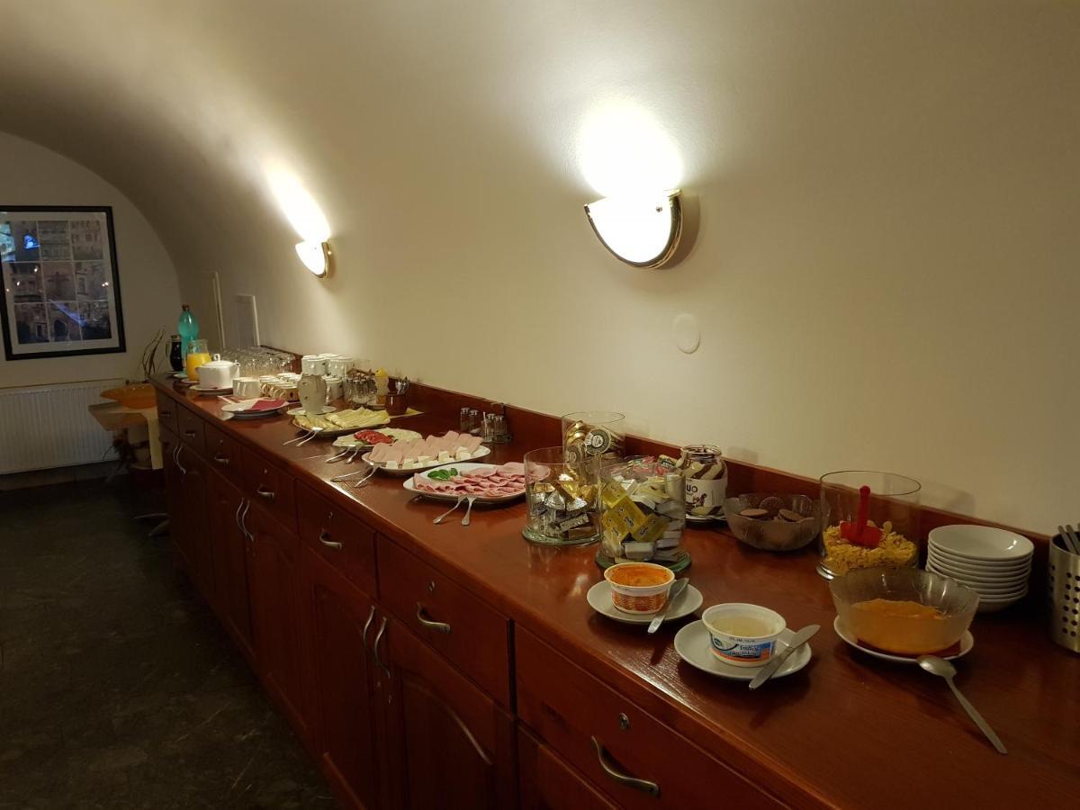 Hostinné Mestsky Hotel Dorinka מראה חיצוני תמונה