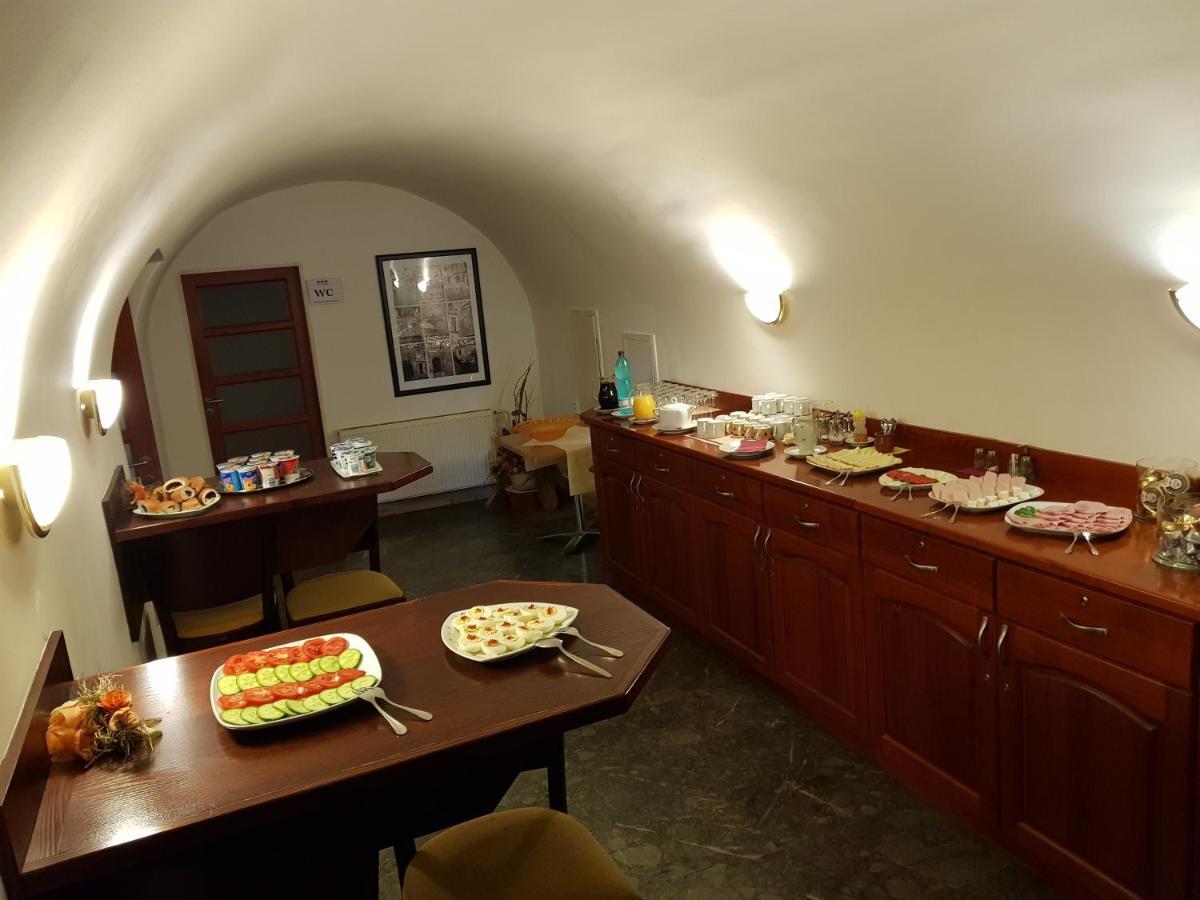 Hostinné Mestsky Hotel Dorinka מראה חיצוני תמונה