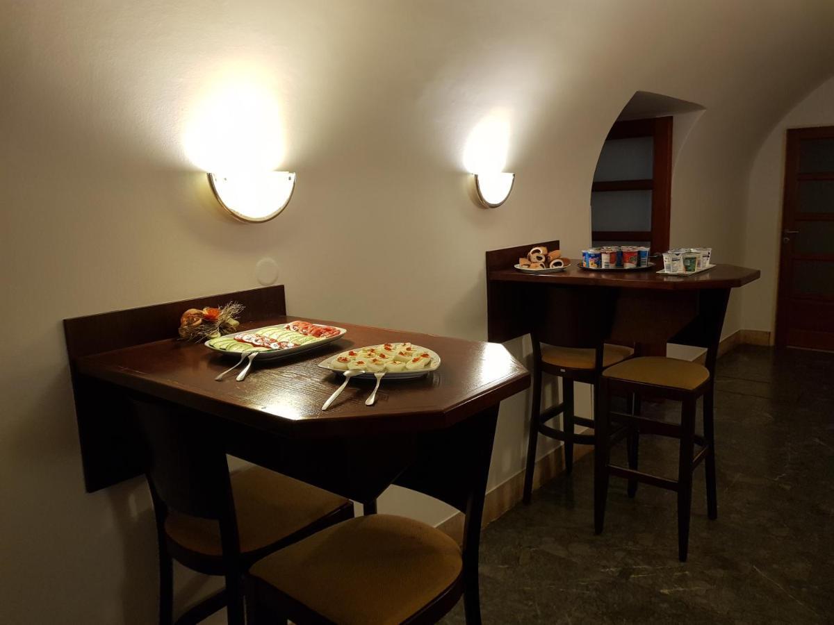 Hostinné Mestsky Hotel Dorinka מראה חיצוני תמונה